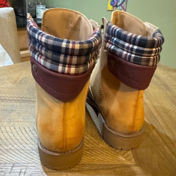 Tan Women's Lace-Up Work Boots With Plaid Ankle Cutt - Picture 4 of 10